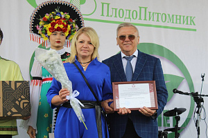 Евгений Люлин вручил награды лучшим работникам одного из старейших сельхозпредприятий региона